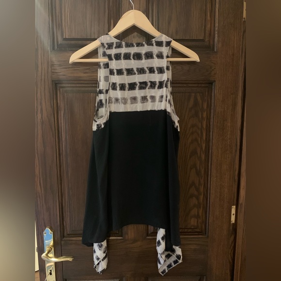 BCBG silk top size XS/S - Picture 4 of 4